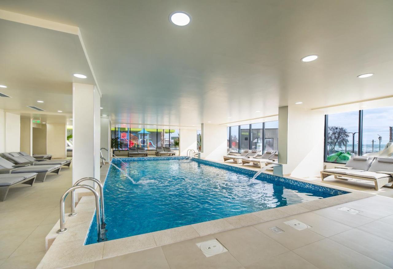 Moonlight Studio - Spa N Pools Beach Resort Mamaia Kültér fotó